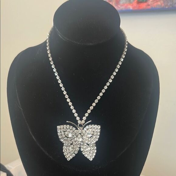 Elegant Silver Butterfly Pendant Necklace - Picture 1 of 3